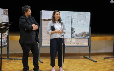 Prvo nagrado je prejel biro Svet vmes z arhitekti Juretom Hrovatom in Ano Kreč (na fotografiji) ter Žanom Majetičem in Žanom Pirmanom